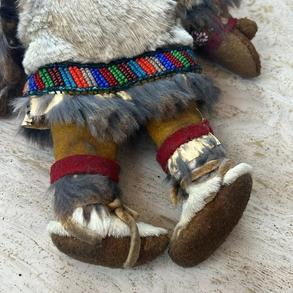 Vintage Handmade Inuit Style Fur & Beaded Doll Collectible Folk Art (FRAGILE) - Picture 7 of 13